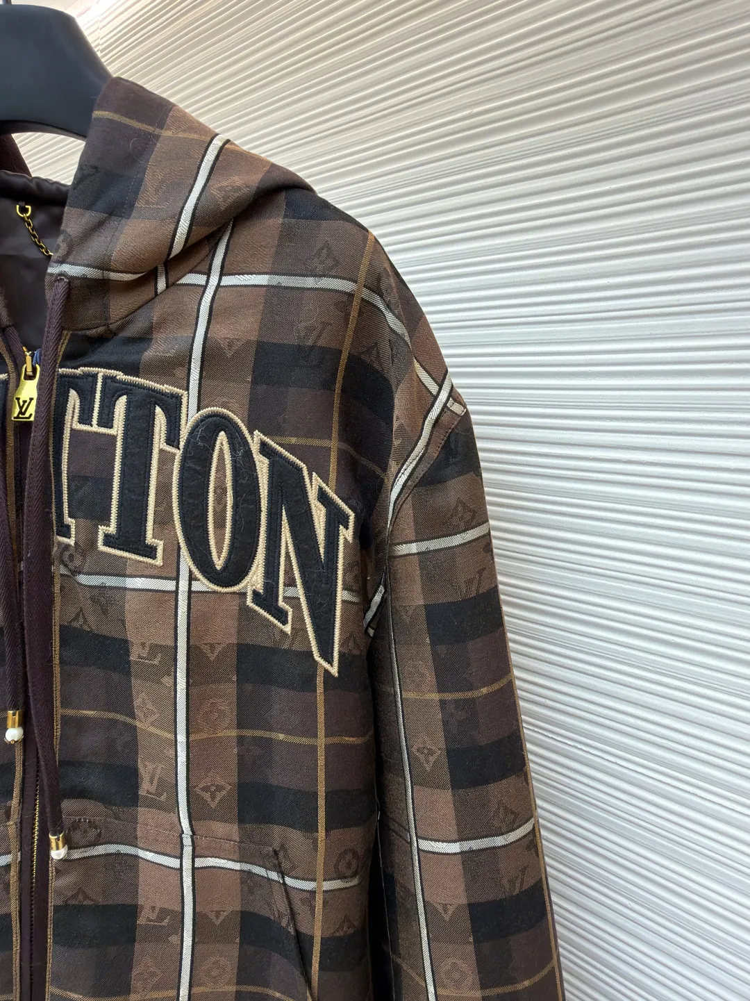 LOUIS VUITTON plaid hooded logo loose jacket ●Original version: Purchased and developed for 27300 ●Item number: 1682148-B70 ●Material: cotton mercerized fabric ●Technology: jacquard production ●Color: brown ●Version: fitted version ●Weight: about 890 grams ●Size: 48-50-52-54 ●Description: This zipper hoodie is made of sheep wool blended to lay out the seasonal Monogram Checked jacquard makes it a great choice for layering across seasons. A Vuitton felt patch sits at the chest, and the dressy hood has beaded drawstring tips. Available in matching trousers. Regular fit 83% sheep wool, 17% polyester Lining: 100% viscose Logo jacquard Felt logo patch on front, ribbed cuffs and hem Logo-lined zip closure Kangaroo pocket, drawstring hood with beaded drawstring ends. The overall wiring is straight and delicate, the fabric is comfortable and soft, and the color is consistent without color difference. It can be matched with the same style to create a fashionable look and control various occasions. Customized accessories, complete with three standards, same style for men and women!